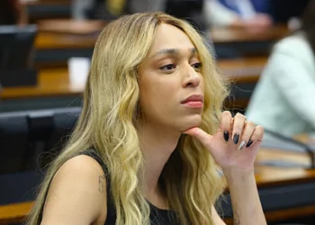 “Uma mulher não é só menstruação, útero ou genitália”, diz Erika Hilton