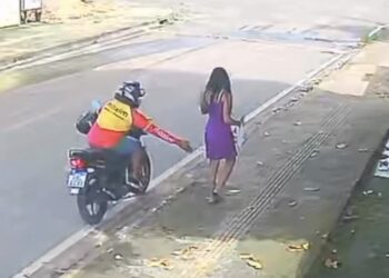 Motociclista de aplicativo é flagrado importunando adolescente em Santarém