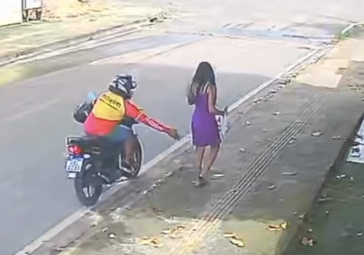 Motociclista de aplicativo é flagrado importunando adolescente em Santarém