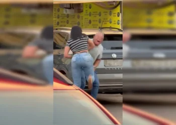 Furiosa após traição, mulher agride policial penal que estava armado no meio da rua no Distrito Federal