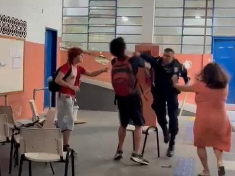 PM é acusado de agredir estudantes com socos e tapas durante protesto em escola na Zona Sul