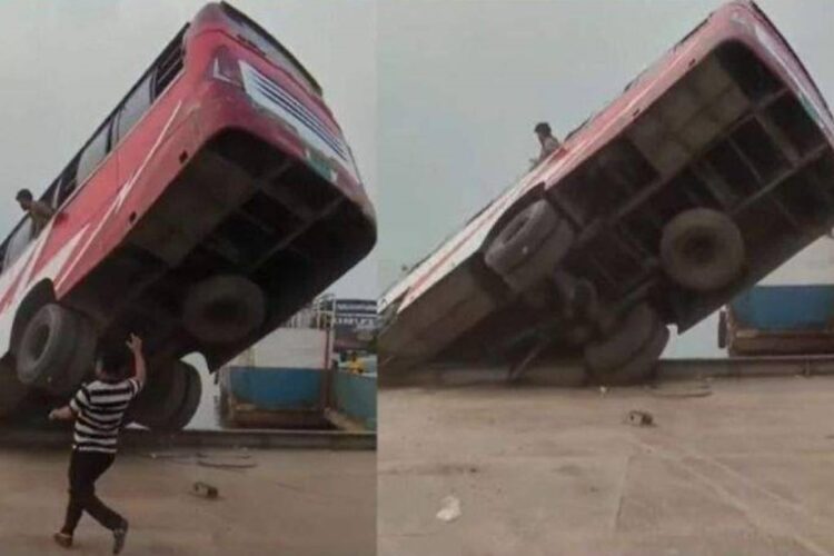 Ônibus que atravessava em balsa, cai no rio e deixa 26 pessoas mortas, em Bangladesh