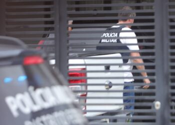 Bolsonaro recebe alta e chega em casa para cumprir prisão domiciliar; ex-presidente é flagrado brincando com seus cães ao lado de Michelle