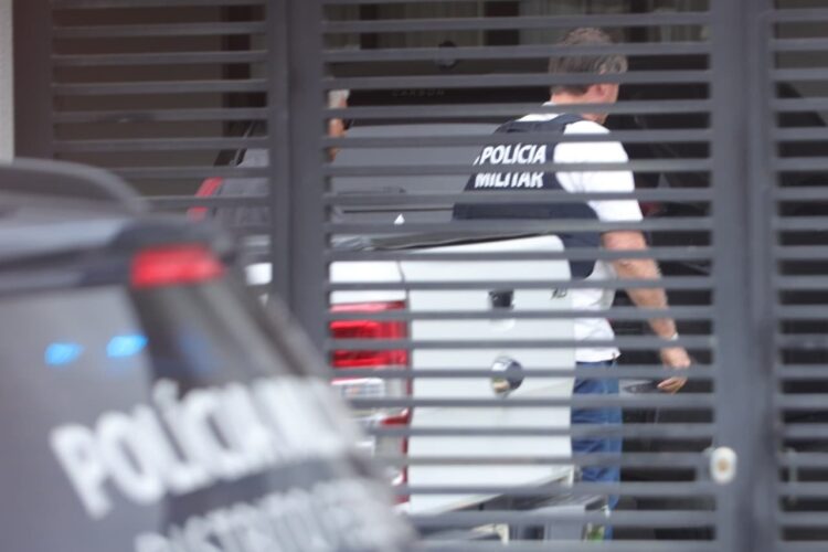 Bolsonaro recebe alta e chega em casa para cumprir prisão domiciliar; ex-presidente é flagrado brincando com seus cães ao lado de Michelle