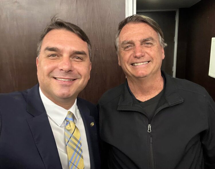Flávio Bolsonaro assume defesa do pai no STF e pode ampliar visitas na Papudinha