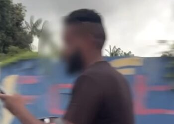 Motociclista é flagrado sem capacete e usando celular na Rodovia do Tapanã