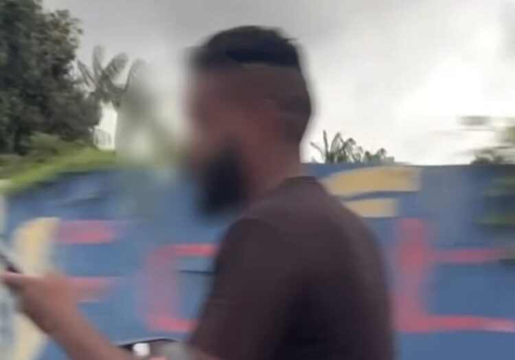 Motociclista é flagrado sem capacete e usando celular na Rodovia do Tapanã