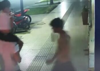 Homem agride pai que carregava filha nos ombros e caso gera revolta na Argentina