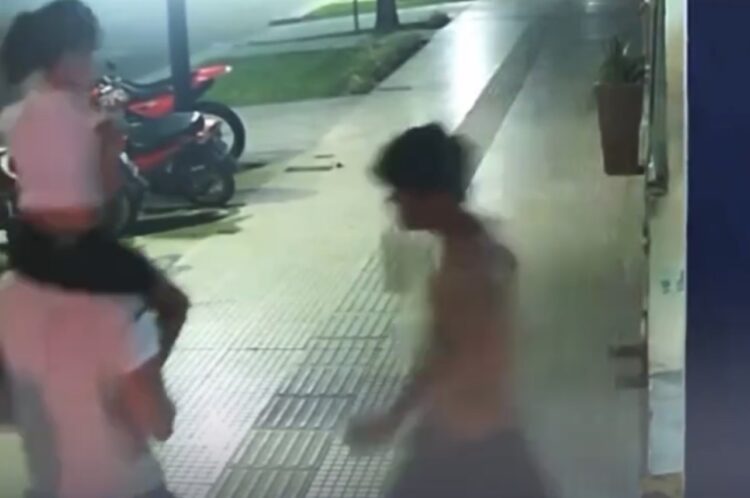 Homem agride pai que carregava filha nos ombros e caso gera revolta na Argentina