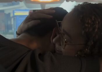 Emoção sobre rodas: filho surpreende a mãe ao mostrar a nova conquista, o primeiro carro