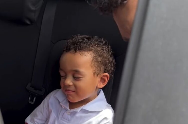 Menino finge sono profundo no carro para escapar da escola e diverte a web