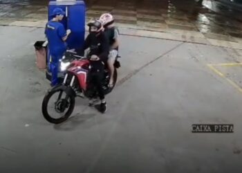 Dupla armada cai de moto ao fugir após assalto em posto na BR-316