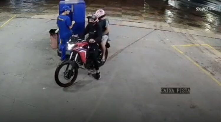 Dupla armada cai de moto ao fugir após assalto em posto na BR-316