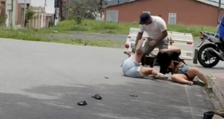 Homem agride esposa em plena rua ao tentar defender suposta amante durante briga