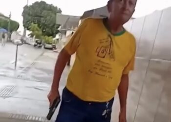 Jovem é baleado por idoso após discussão enquanto se abrigava da chuva com namorada