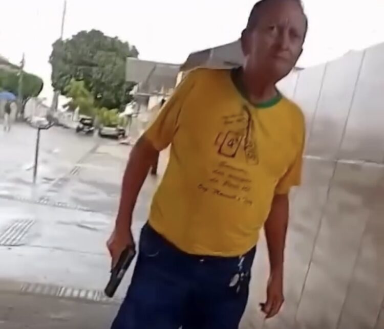 Jovem é baleado por idoso após discussão enquanto se abrigava da chuva com namorada