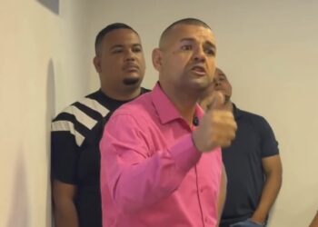 Chefe dá bronca após suposto caso amoroso entre funcionários: “Quem se envolver, é rua”