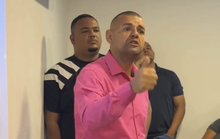 Chefe dá bronca após suposto caso amoroso entre funcionários: “Quem se envolver, é rua”