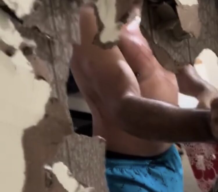 Mulher flagra marido com amiga e destrói porta da casa em ataque de fúria