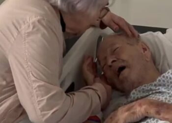 Após 68 anos juntos, idosa abraça marido no hospital e ele m0rre logo depois