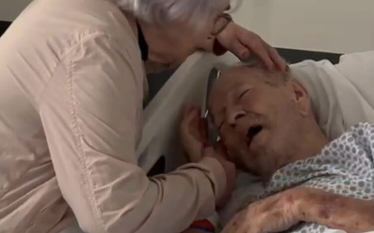 Após 68 anos juntos, idosa abraça marido no hospital e ele m0rre logo depois