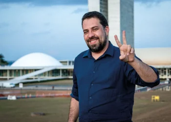 Governo Lula defende taxa mínima de R$ 10 para entregadores e motoristas de aplicativo