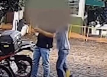 Jovem é assaltado dentro de universidade na frente de segurança que não reage