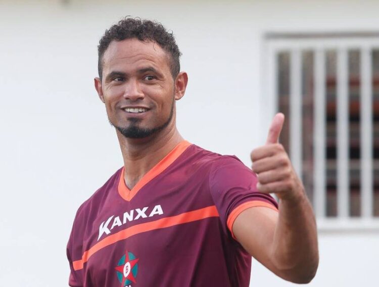 Foragido, goleiro Bruno tem cartaz de procurado divulgado pela polícia