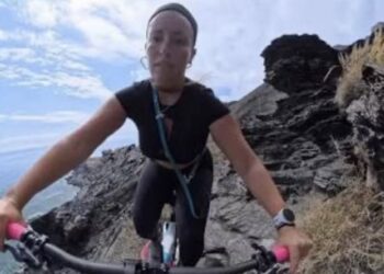 Professora grava momento em que quase cai de penhasco durante trilha de bicicleta