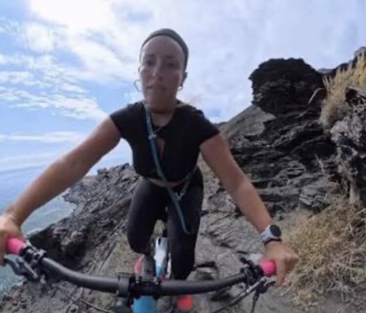 Professora grava momento em que quase cai de penhasco durante trilha de bicicleta