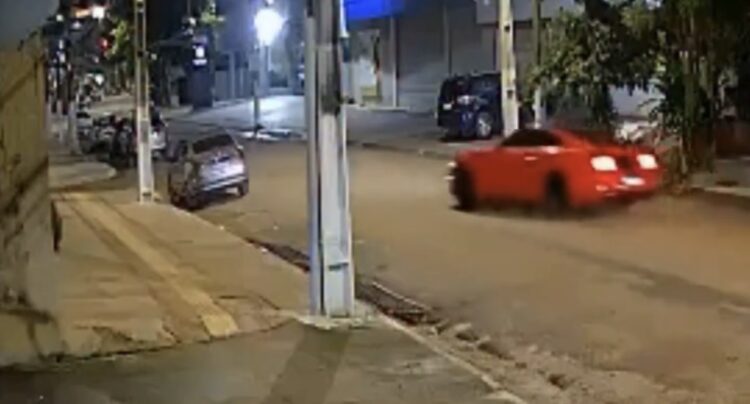 Mustang colide com carros estacionados no bairro Umarizal durante a madrugada