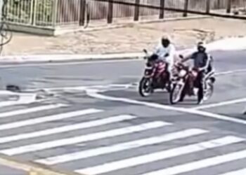 Motociclista parado no semáforo morre após ser arrastado por carro em alta velocidade