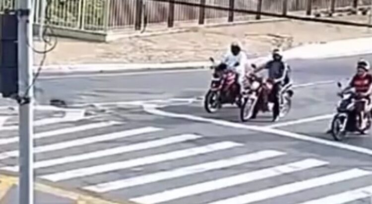 Motociclista parado no semáforo morre após ser arrastado por carro em alta velocidade