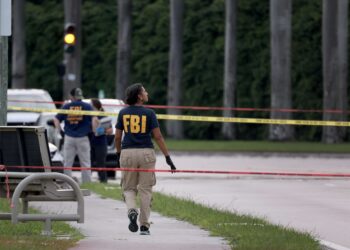 Atirador que vestia blusa com bandeira do Irã é investigado pelo FBI por possível terrorismo nos EUA