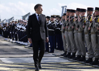 Macron canta hino diante de submarino nuclear e anuncia aumento do arsenal francês