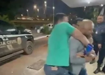 Vídeo mostra advogado sendo preso por policiais no DF. Ele alega ter sido detido à força