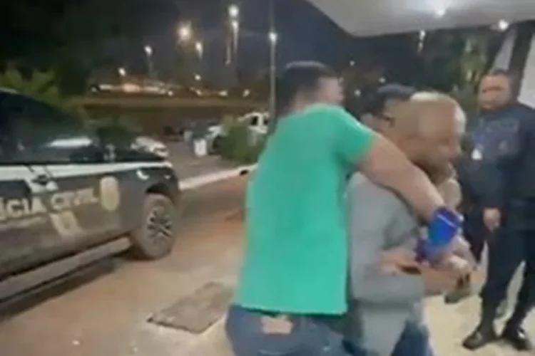 Vídeo mostra advogado sendo preso por policiais no DF. Ele alega ter sido detido à força