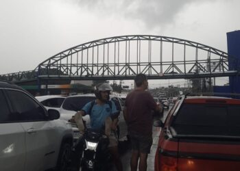 Passarela cede e provoca interdição do trânsito na avenida Júlio César, em Belém