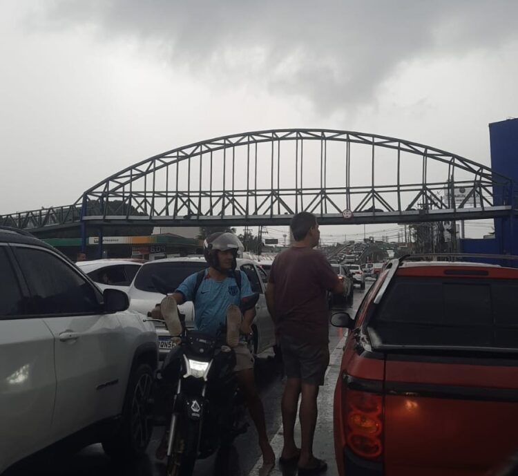 Passarela cede e provoca interdição do trânsito na avenida Júlio César, em Belém