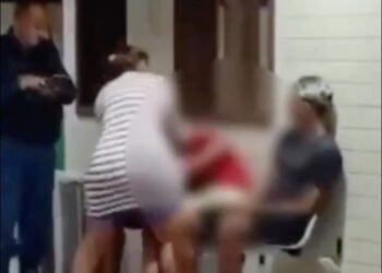 Mãe aplica “corretivo” em filho menor de idade dentro da Delegacia, após ele se envolver em roubo de carro