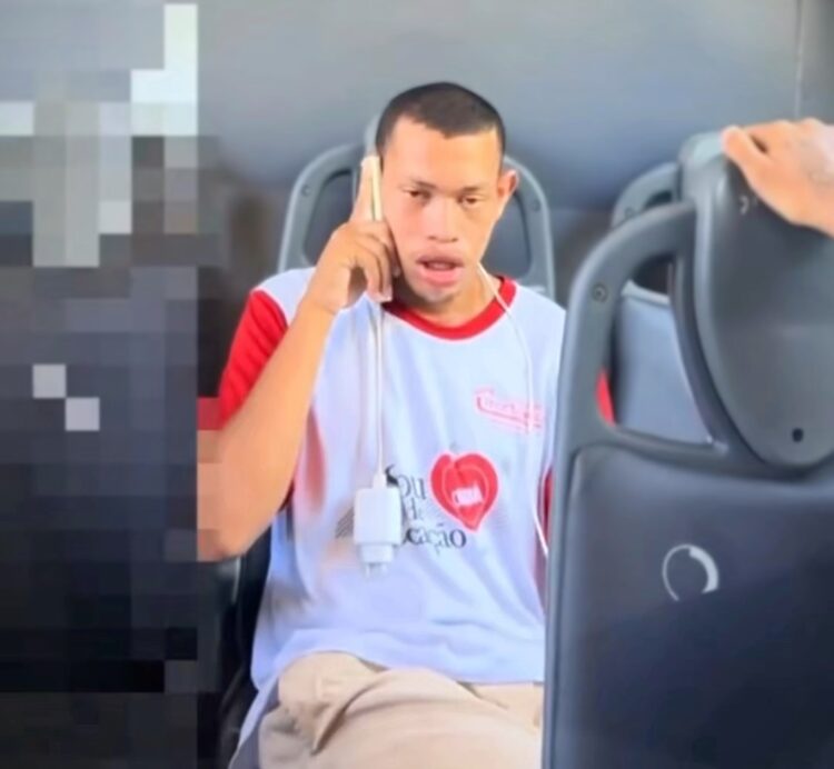Vídeo mostra adolescentes ‘zombando’ de jovem com deficiência dentro de um ônibus, em Cuiabá