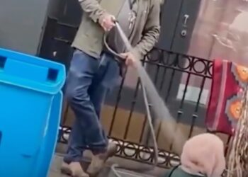 Homem joga água em mulher em situação de rua e gera revolta nas redes