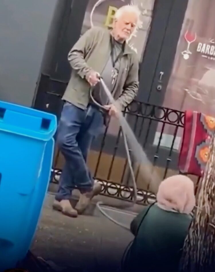 Homem joga água em mulher em situação de rua e gera revolta nas redes