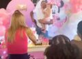 Pai saca arma com filha no colo durante o aniversário dela e vídeo divide opiniões
