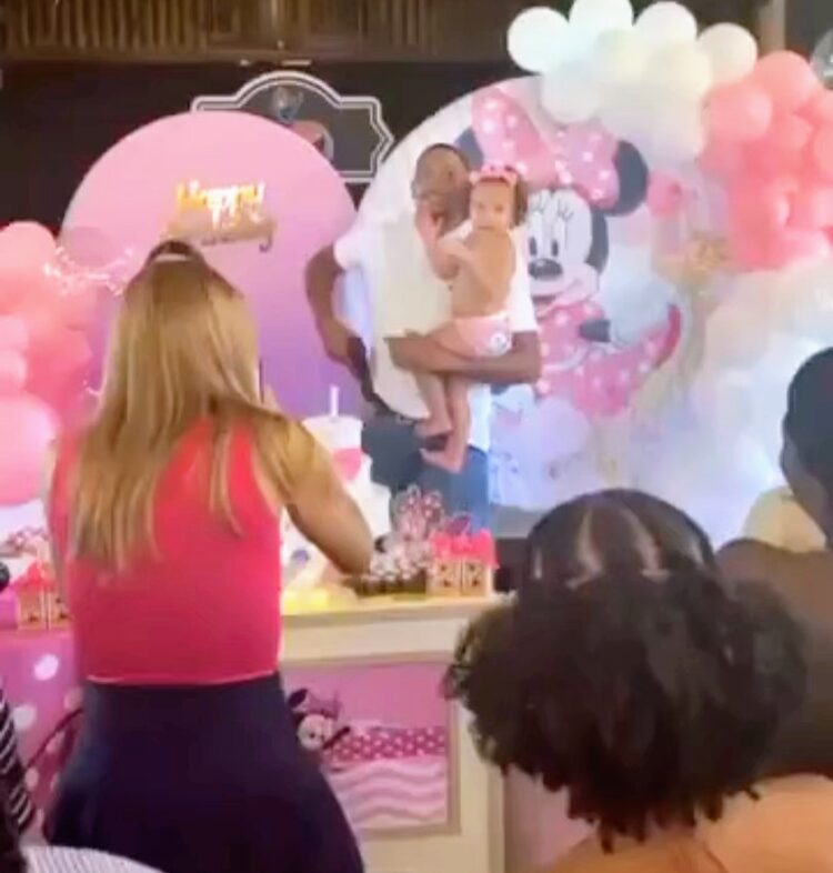Pai saca arma com filha no colo durante o aniversário dela e vídeo divide opiniões