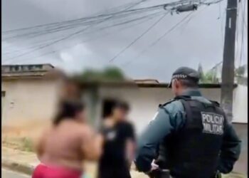 Mãe aplica ‘corretivo’ em filho após ele ser detido em operação de tráfico de drogas, em Belém