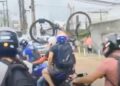 Ciclista “carrega” bicicleta no ombro após ciclofaixa ser ocupada por motos na Arthur Bernardes