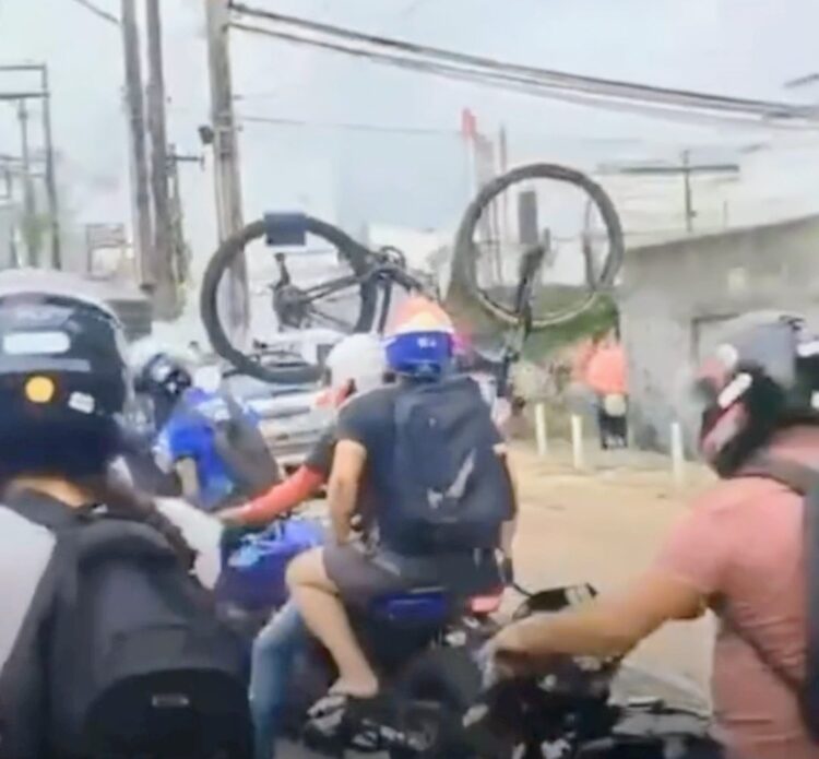 Ciclista “carrega” bicicleta no ombro após ciclofaixa ser ocupada por motos na Arthur Bernardes