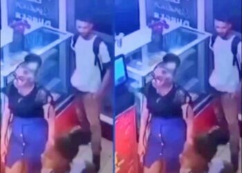 Na Bahia, homem se masturba sem inibição dentro de estabelecimento comercial com com clientes