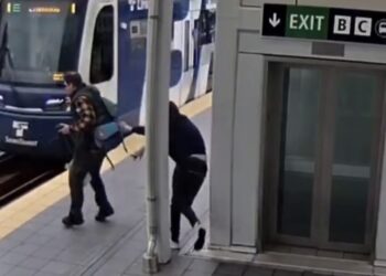 Suspeito é preso após empurrar homem em direção aos trilhos durante passagem de trem nos EUA